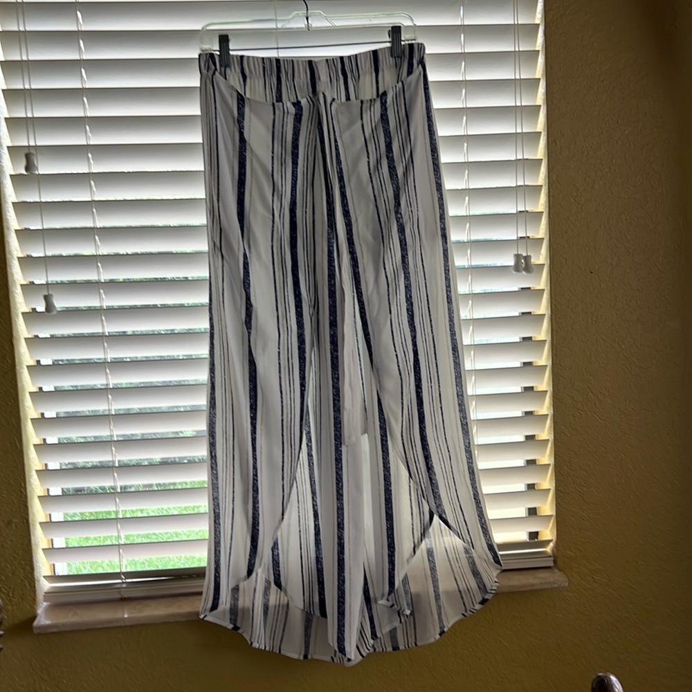 BCX gauze pant. Elastic waist with overlay effect that ties at the waist.